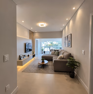 Sala de estar com lustre e iluminação planejada por eletricista em Blumenau